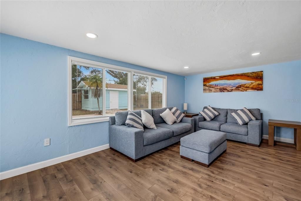 待售: $579,900 (4 贝兹, 2 浴室, 2168 平方英尺)