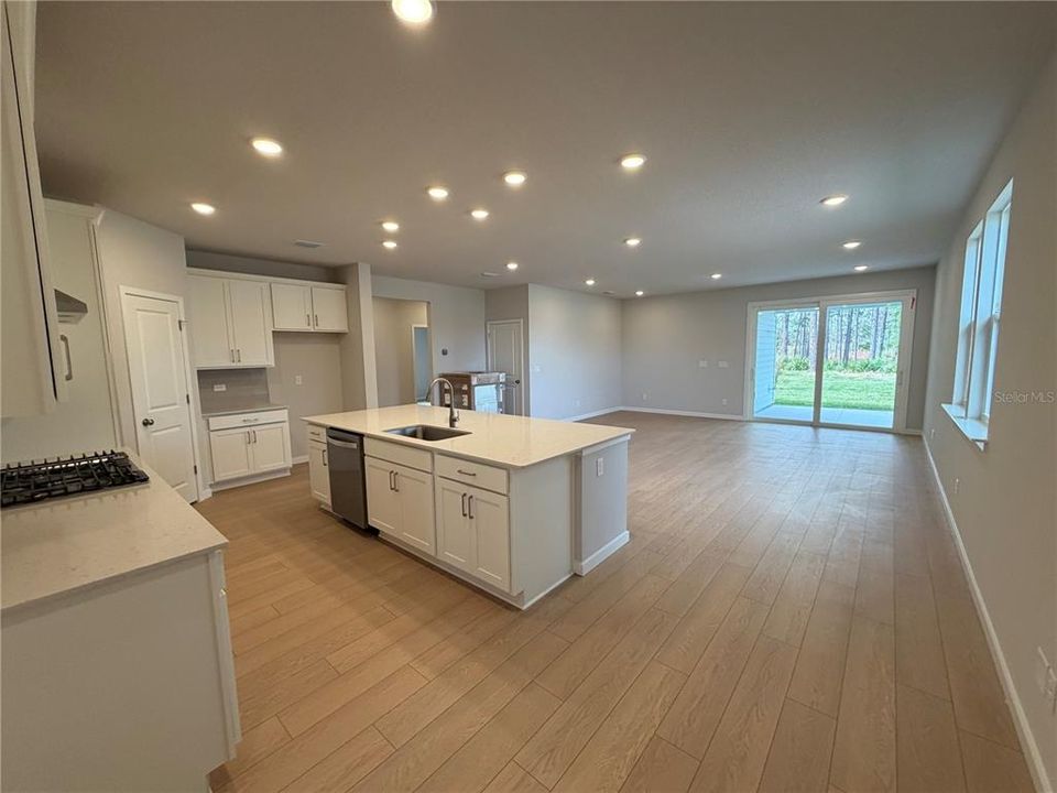 En Venta: $429,990 (4 camas, 3 baños, 2319 Pies cuadrados)