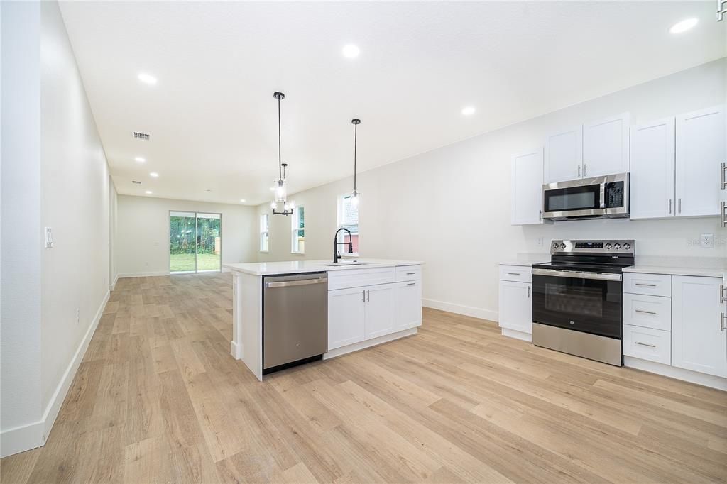 На продажу: $419,900 (4 спален, 3 ванн, 1881 Квадратных фут)