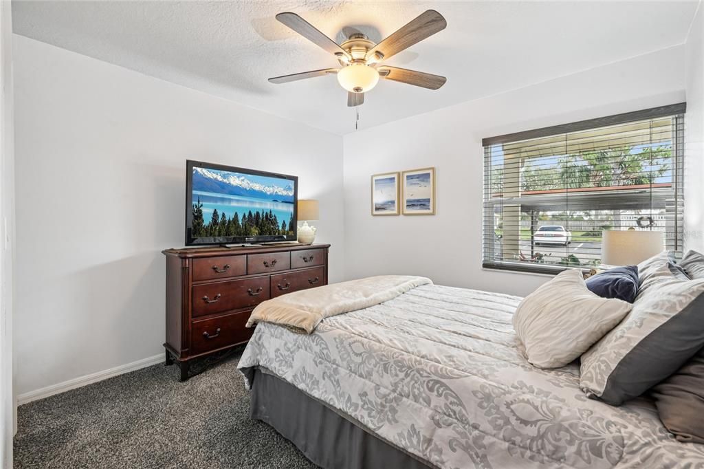 For Sale: $249,900 (2 beds, 2 baths, 810 Square Feet)