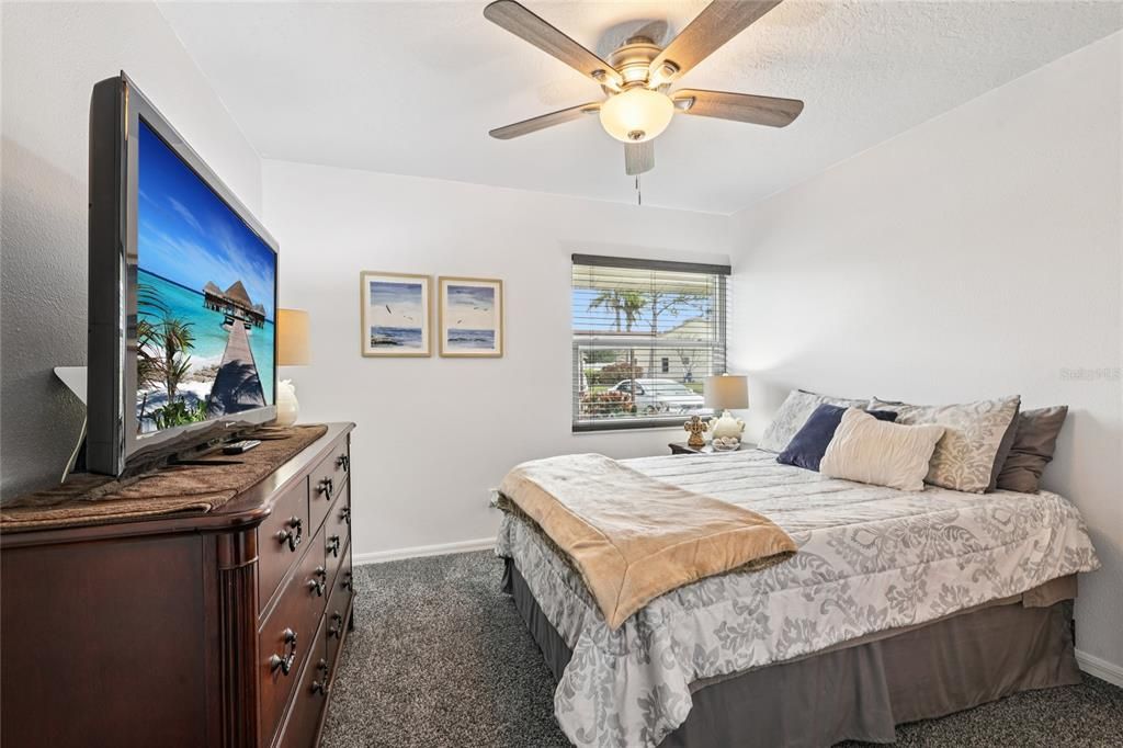 For Sale: $249,900 (2 beds, 2 baths, 810 Square Feet)