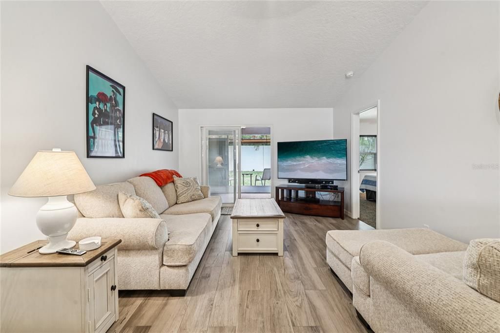 For Sale: $249,900 (2 beds, 2 baths, 810 Square Feet)