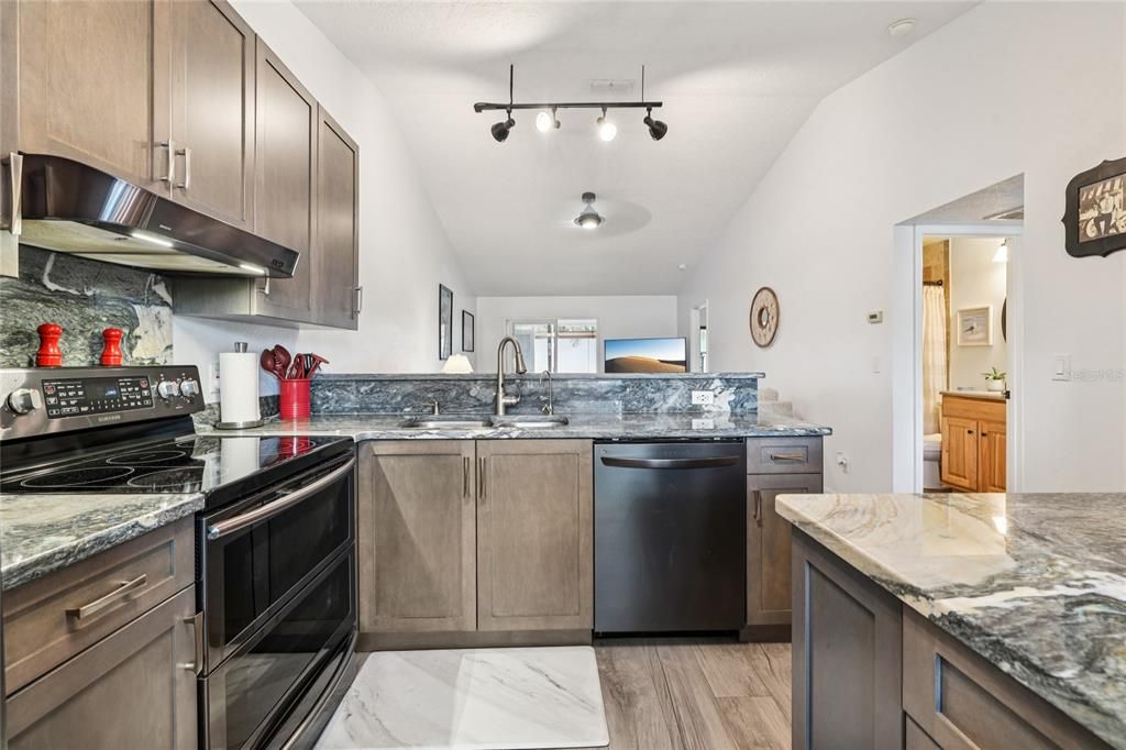 For Sale: $249,900 (2 beds, 2 baths, 810 Square Feet)