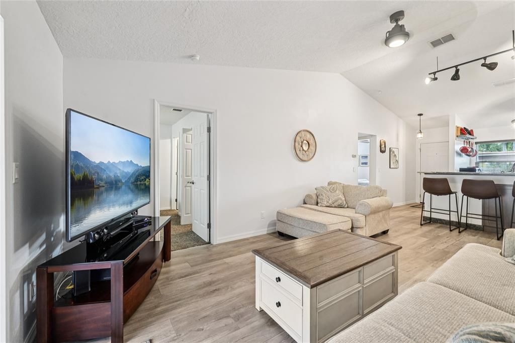 For Sale: $249,900 (2 beds, 2 baths, 810 Square Feet)