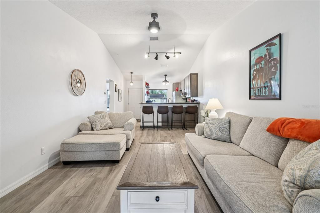 For Sale: $249,900 (2 beds, 2 baths, 810 Square Feet)