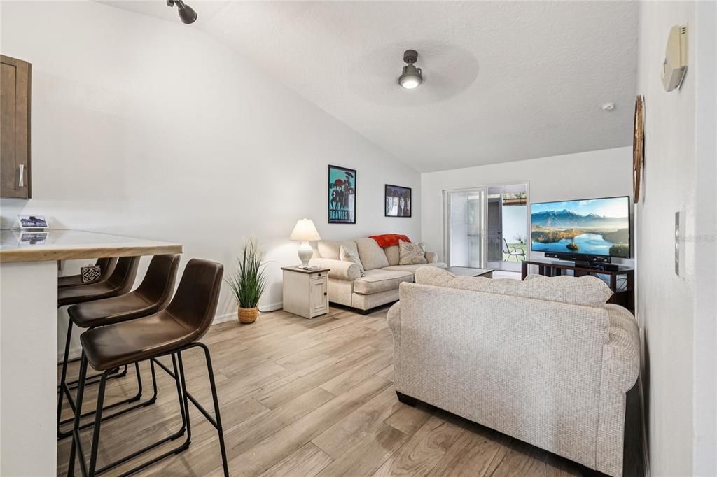 For Sale: $249,900 (2 beds, 2 baths, 810 Square Feet)