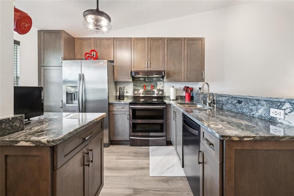 For Sale: $249,900 (2 beds, 2 baths, 810 Square Feet)