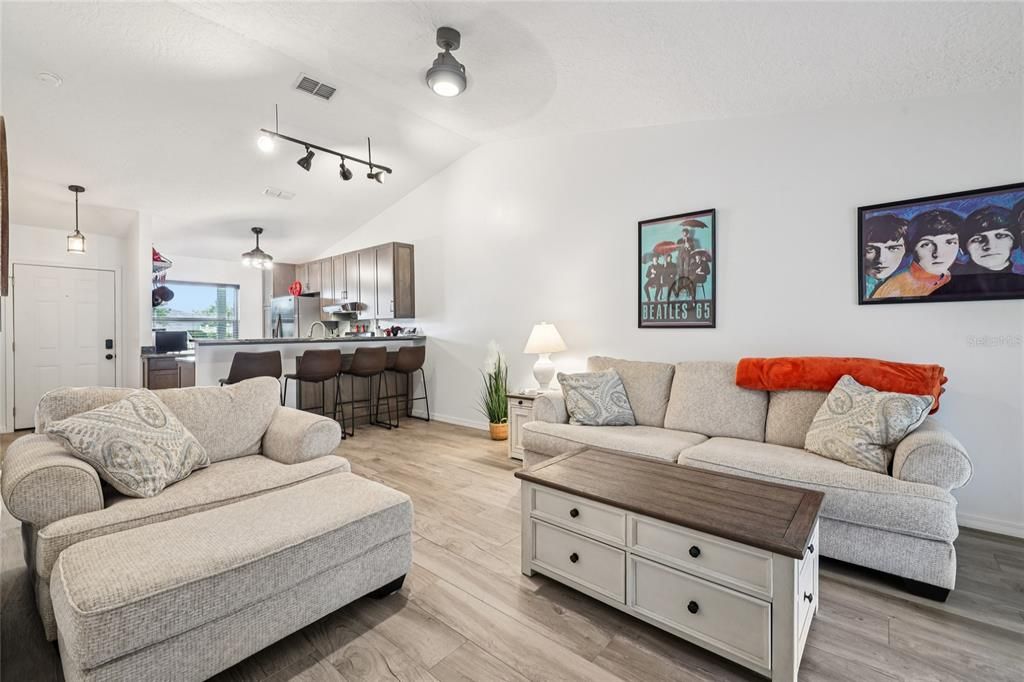 For Sale: $249,900 (2 beds, 2 baths, 810 Square Feet)