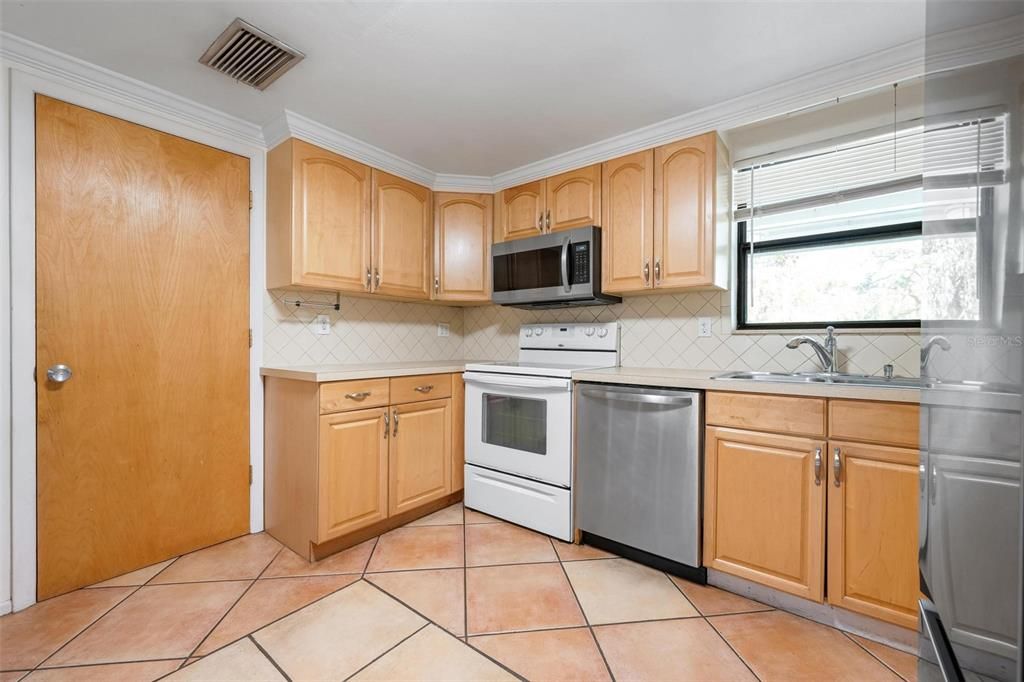 For Rent: $2,700 (3 beds, 2 baths, 1399 Square Feet)