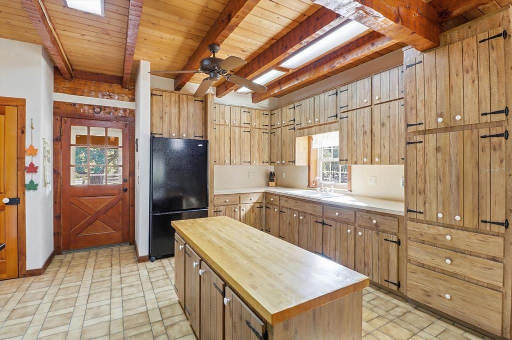 For Sale: $650,000 (2 beds, 2 baths, 1920 Square Feet)