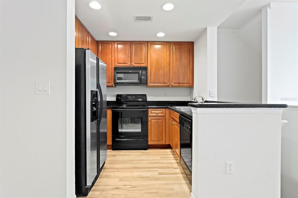 For Sale: $279,000 (1 beds, 1 baths, 944 Square Feet)