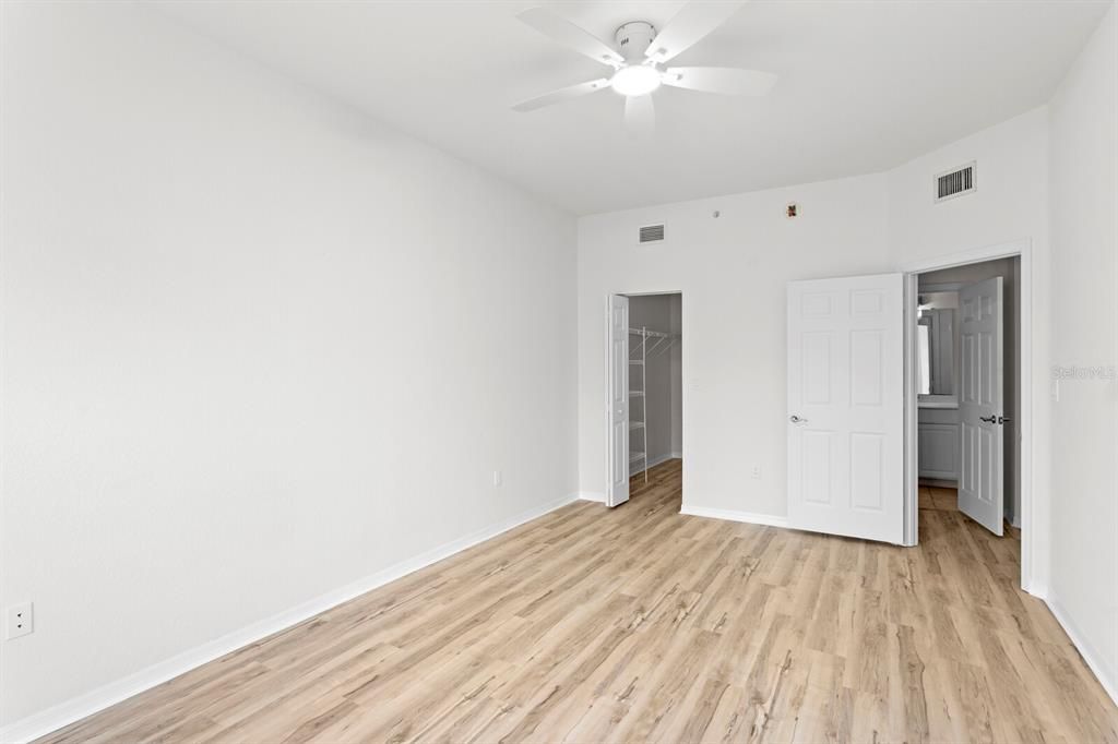 For Sale: $279,000 (1 beds, 1 baths, 944 Square Feet)
