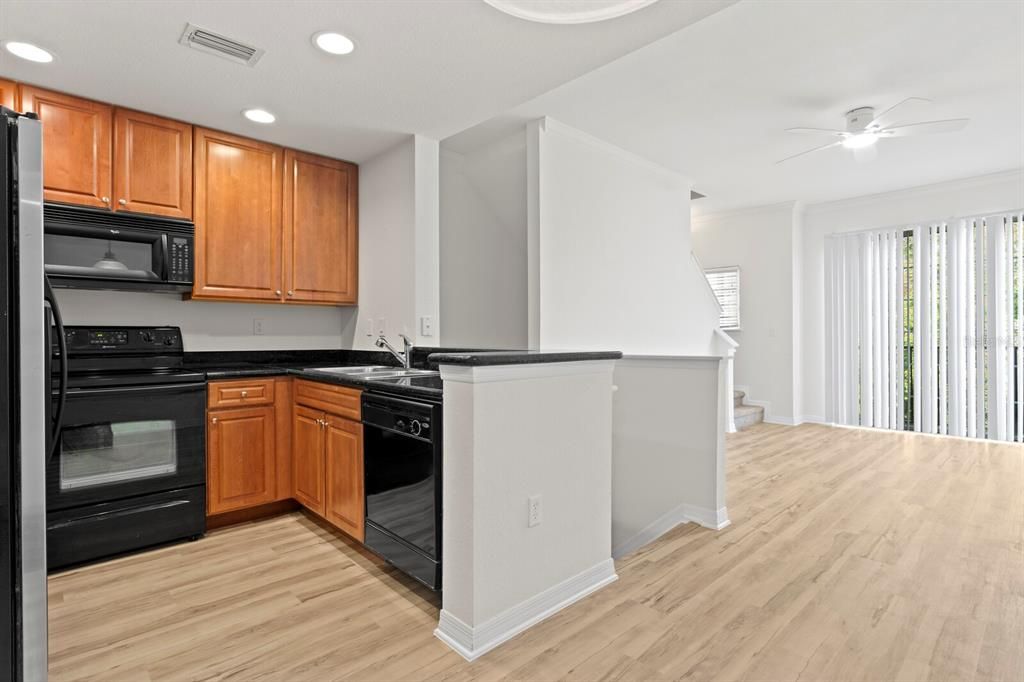 For Sale: $279,000 (1 beds, 1 baths, 944 Square Feet)