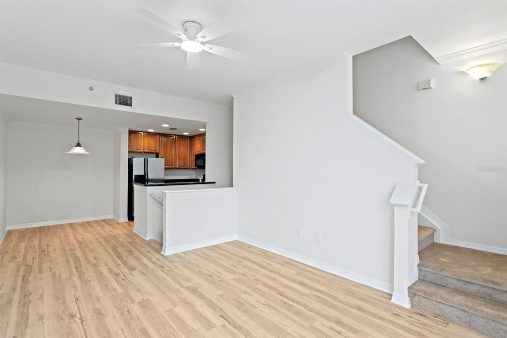 For Sale: $279,000 (1 beds, 1 baths, 944 Square Feet)
