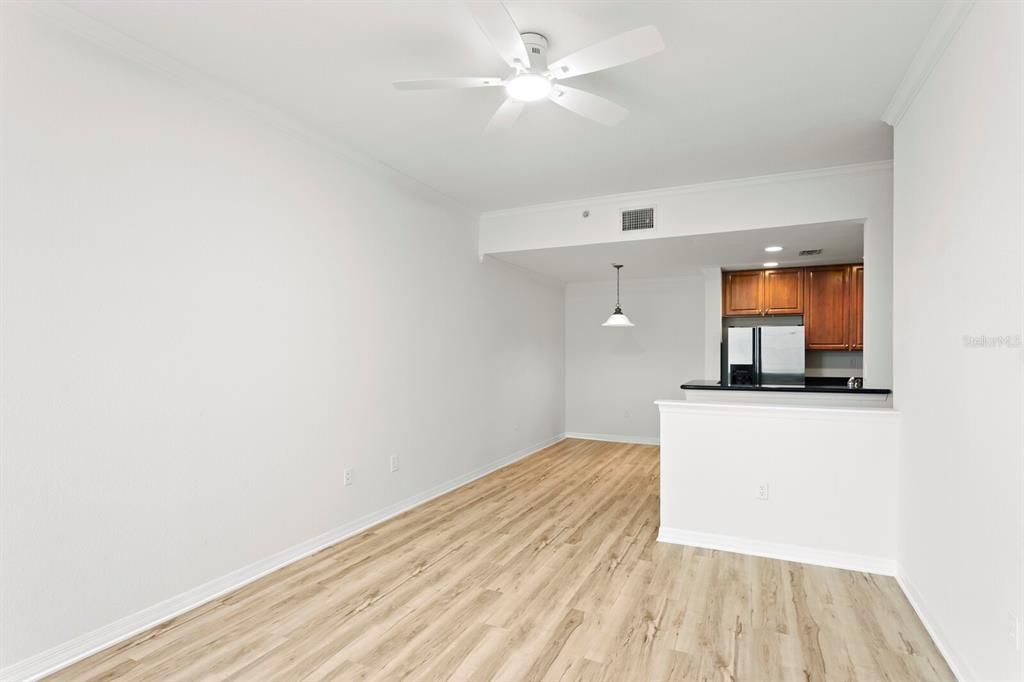 For Sale: $279,000 (1 beds, 1 baths, 944 Square Feet)