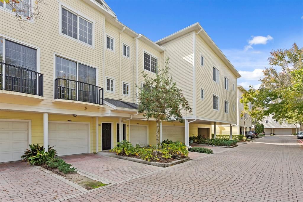 For Sale: $279,000 (1 beds, 1 baths, 944 Square Feet)