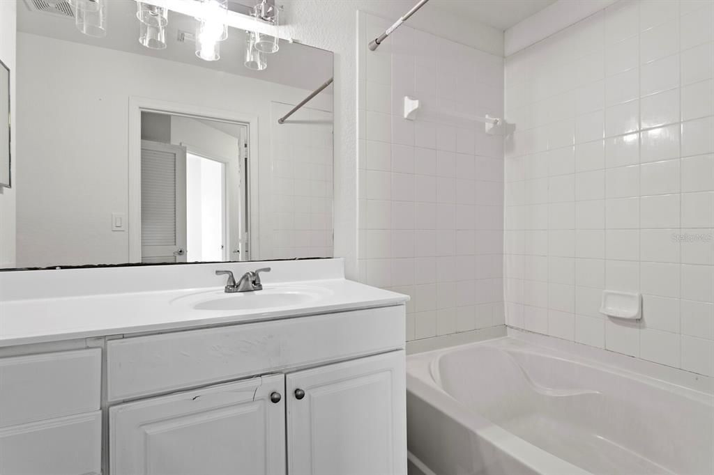 For Sale: $279,000 (1 beds, 1 baths, 944 Square Feet)