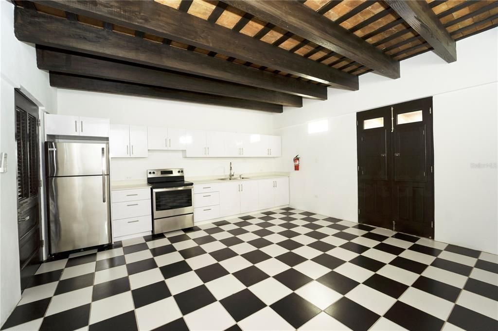 For Rent: $2,200 (1 beds, 1 baths, 821 Square Feet)