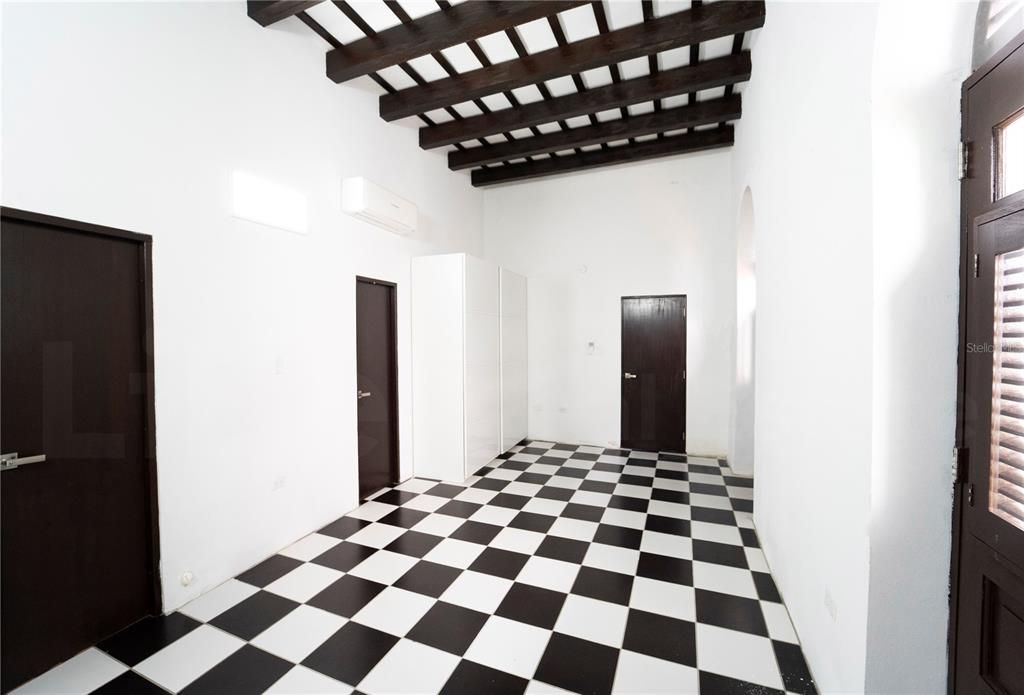 For Rent: $2,200 (1 beds, 1 baths, 821 Square Feet)