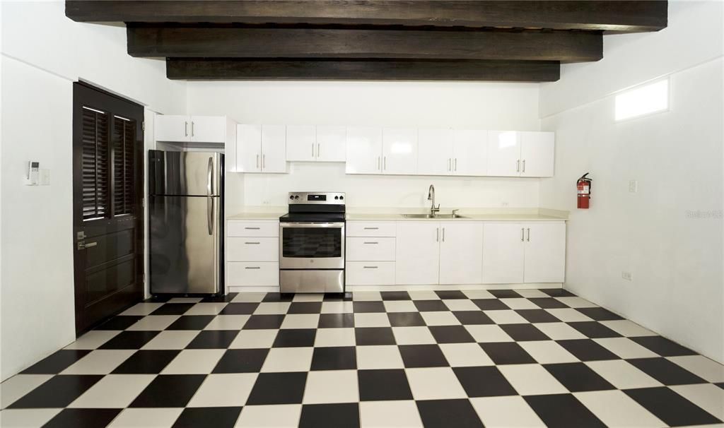 For Rent: $2,200 (1 beds, 1 baths, 821 Square Feet)