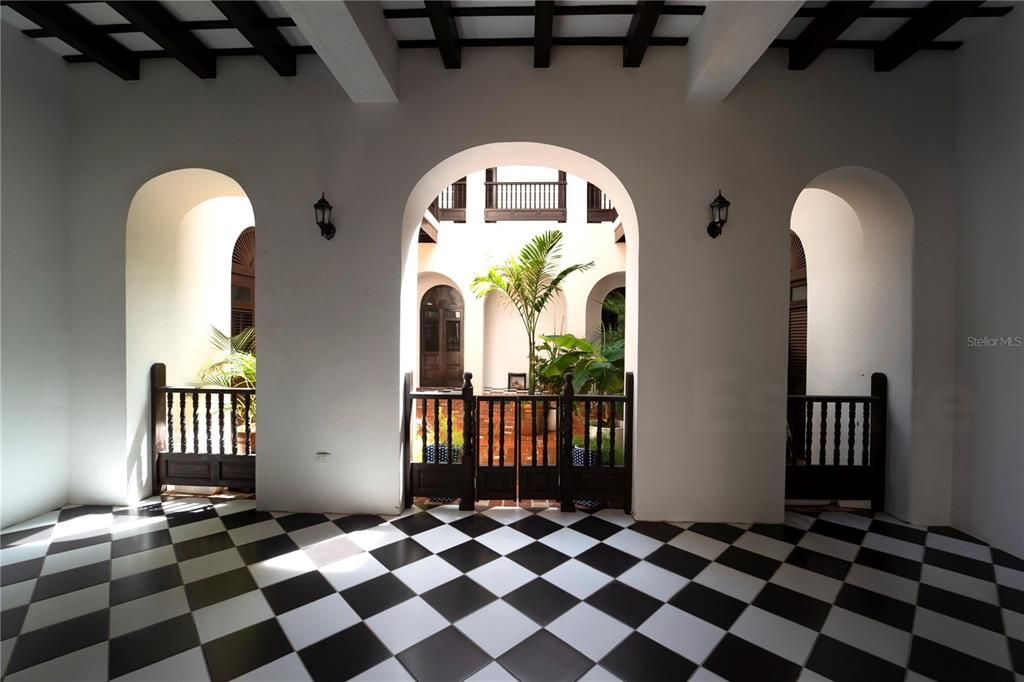 For Rent: $2,200 (1 beds, 1 baths, 821 Square Feet)