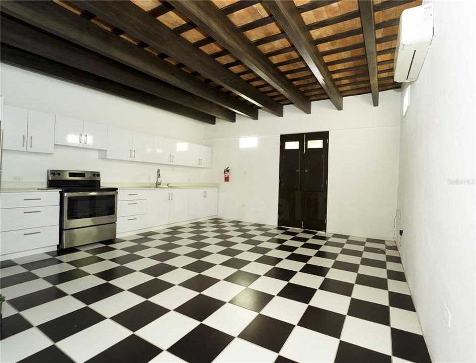 For Rent: $2,200 (1 beds, 1 baths, 821 Square Feet)