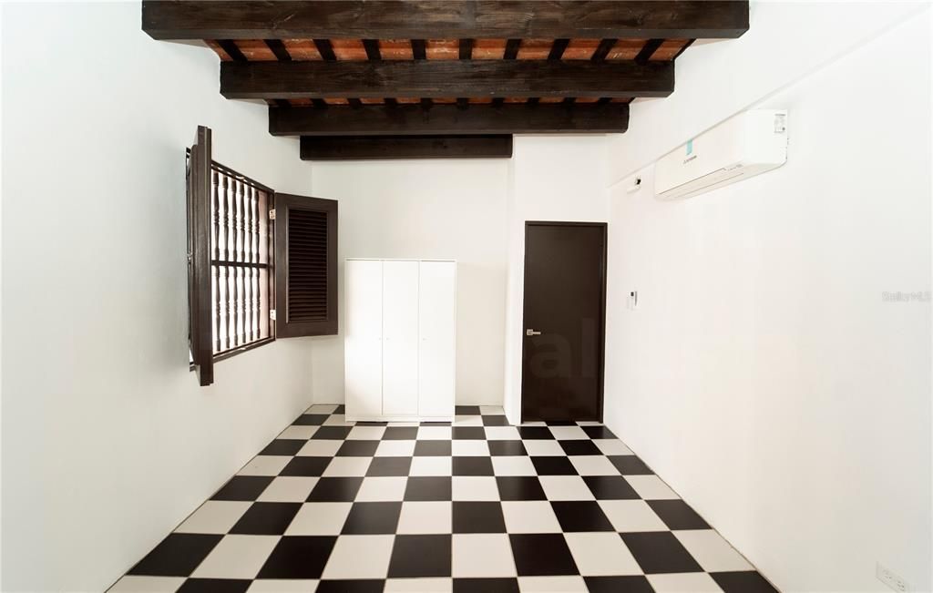 For Rent: $2,200 (1 beds, 1 baths, 821 Square Feet)