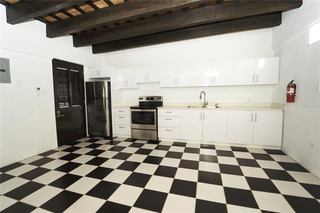 For Rent: $2,200 (1 beds, 1 baths, 821 Square Feet)