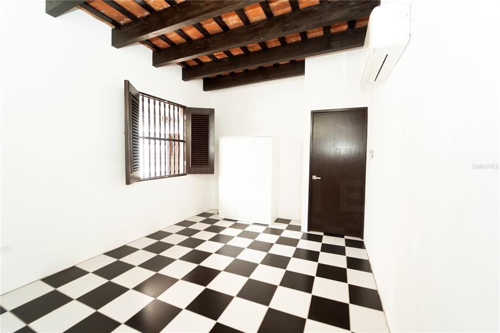 For Rent: $2,200 (1 beds, 1 baths, 821 Square Feet)