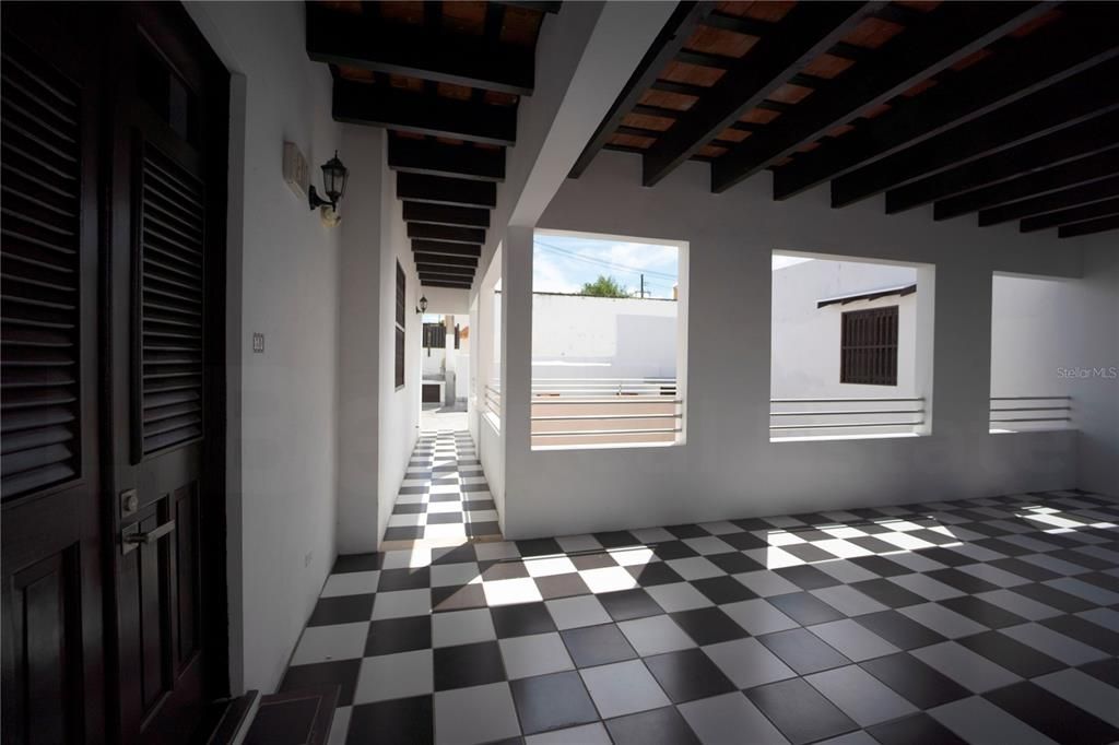 For Rent: $2,200 (1 beds, 1 baths, 821 Square Feet)