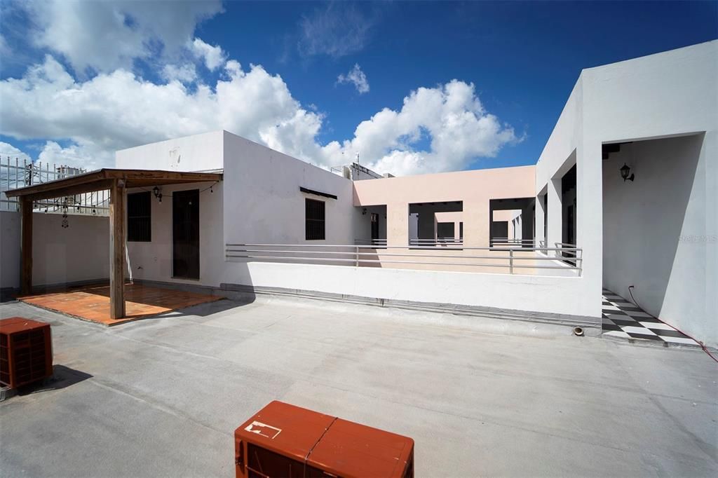 For Rent: $2,200 (1 beds, 1 baths, 821 Square Feet)