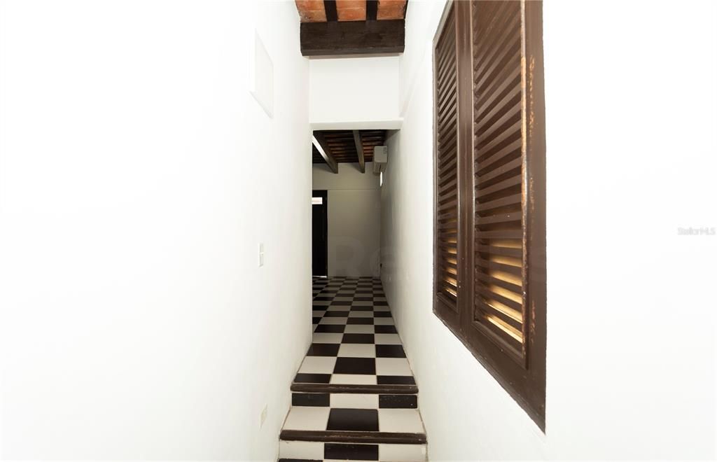 For Rent: $2,200 (1 beds, 1 baths, 821 Square Feet)