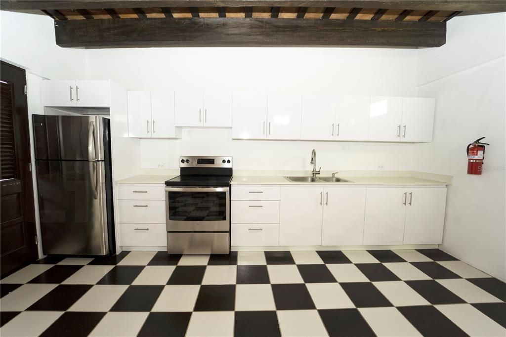 For Rent: $2,200 (1 beds, 1 baths, 821 Square Feet)