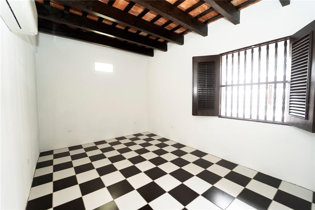 For Rent: $2,200 (1 beds, 1 baths, 821 Square Feet)