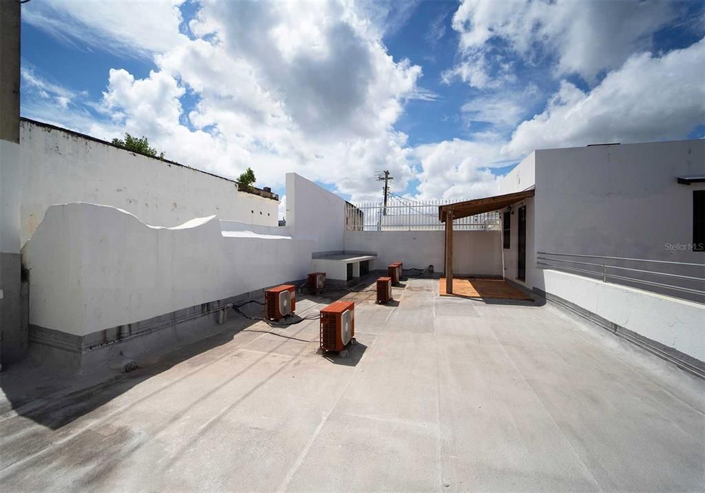 For Rent: $2,200 (1 beds, 1 baths, 821 Square Feet)