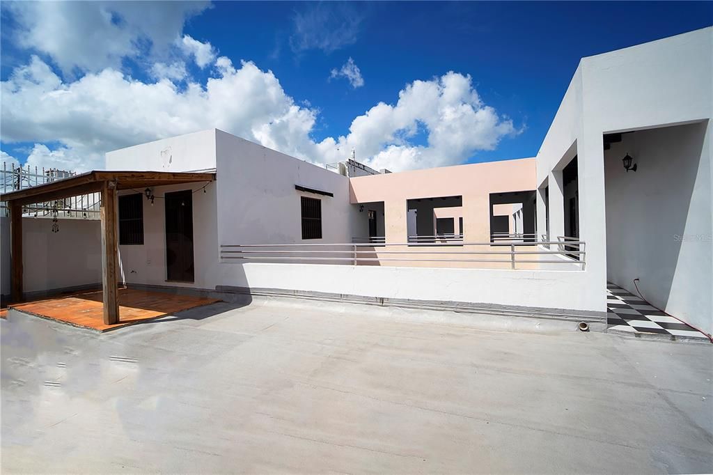 For Rent: $2,200 (1 beds, 1 baths, 821 Square Feet)