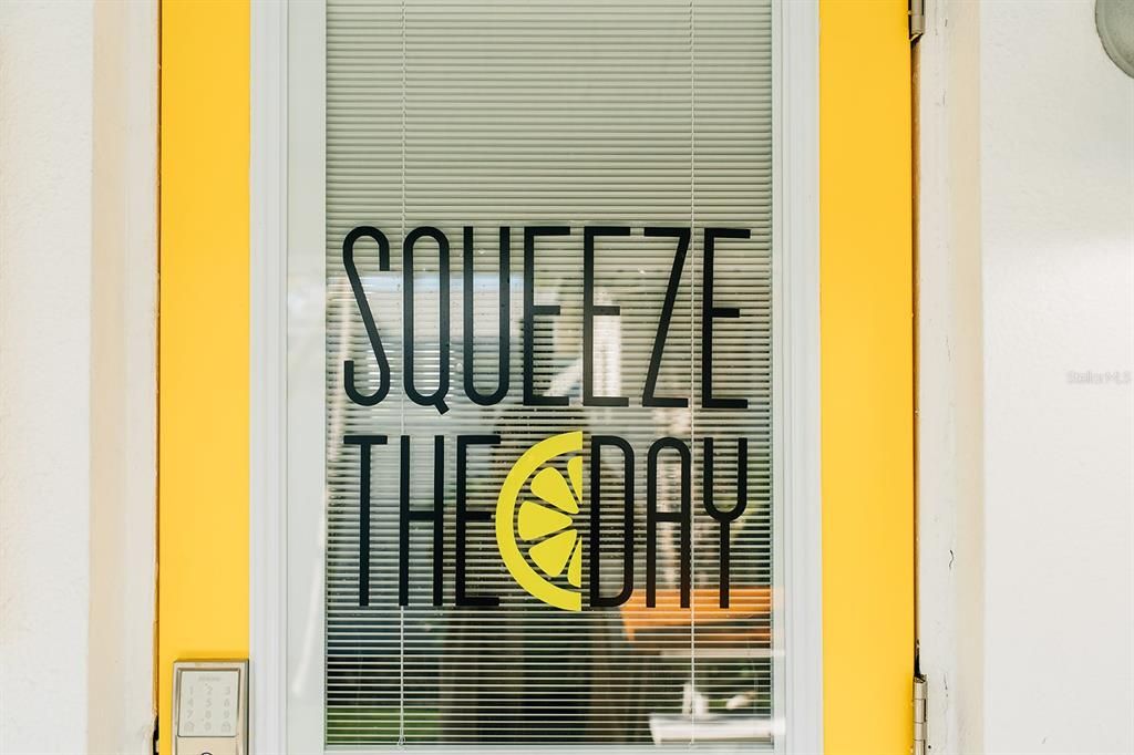 For Rent: $2,450 (1 beds, 1 baths, 700 Square Feet)