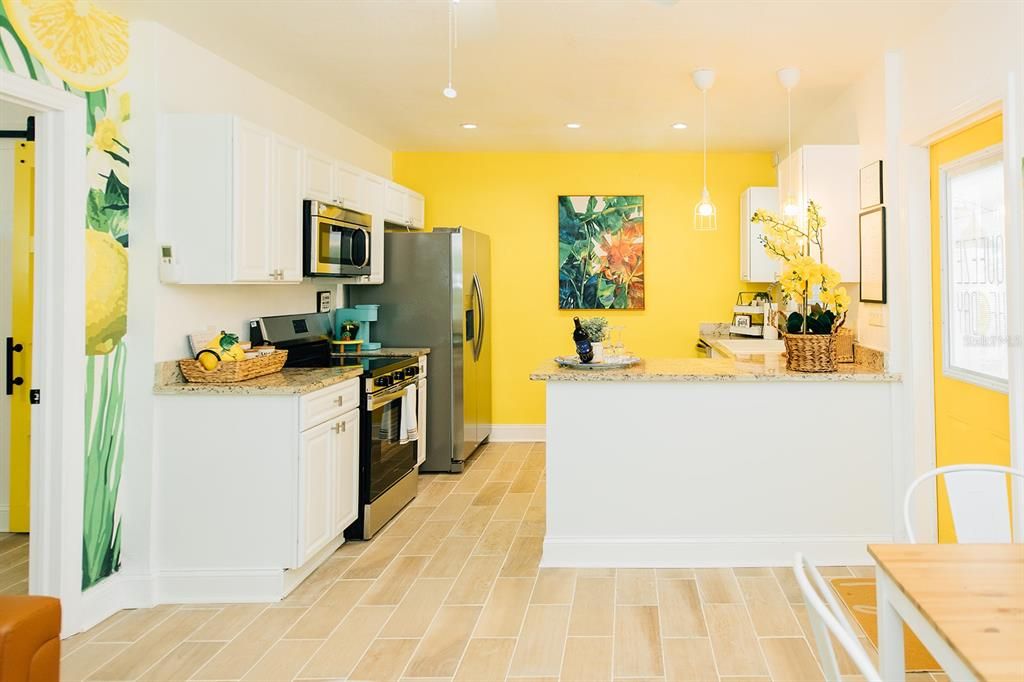 For Rent: $2,450 (1 beds, 1 baths, 700 Square Feet)