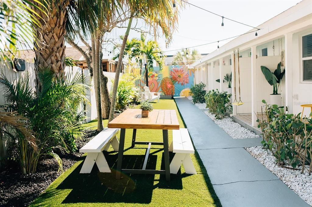 For Rent: $2,450 (1 beds, 1 baths, 700 Square Feet)