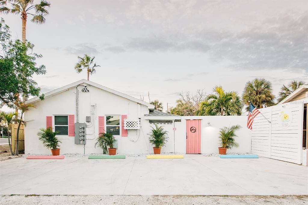 For Rent: $2,450 (1 beds, 1 baths, 700 Square Feet)