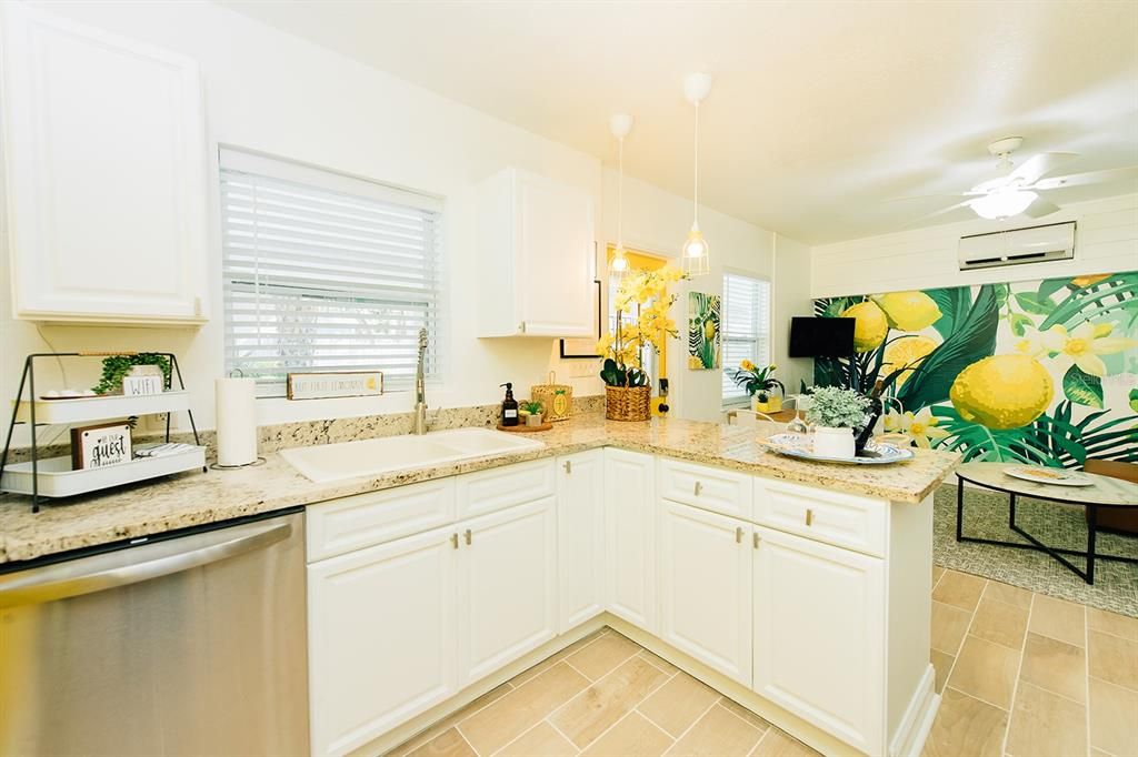 For Rent: $2,450 (1 beds, 1 baths, 700 Square Feet)