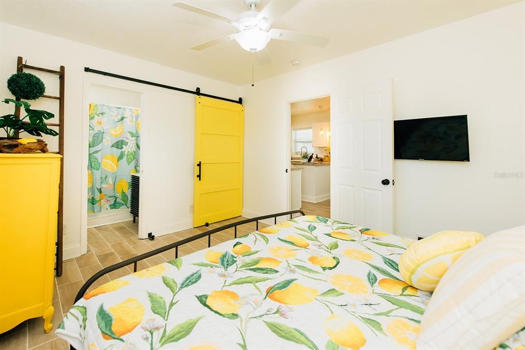 For Rent: $2,450 (1 beds, 1 baths, 700 Square Feet)