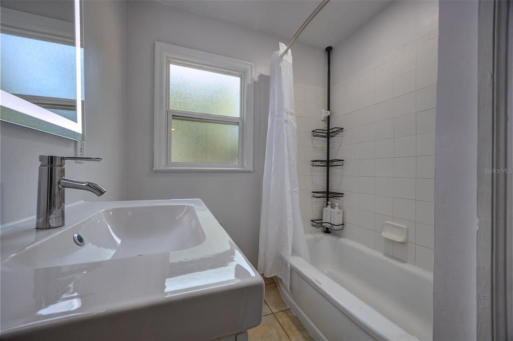 待售: $239,000 (2 贝兹, 1 浴室, 882 平方英尺)