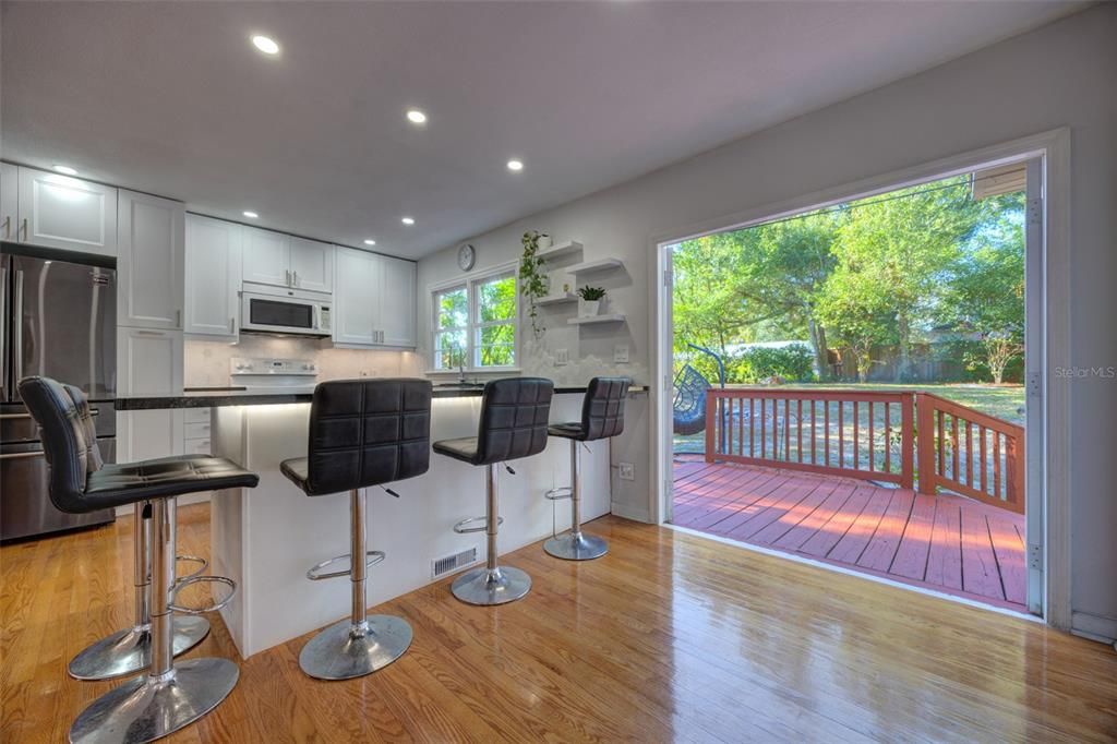 待售: $239,000 (2 贝兹, 1 浴室, 882 平方英尺)