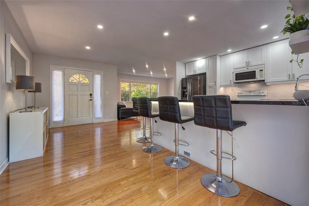 待售: $239,000 (2 贝兹, 1 浴室, 882 平方英尺)