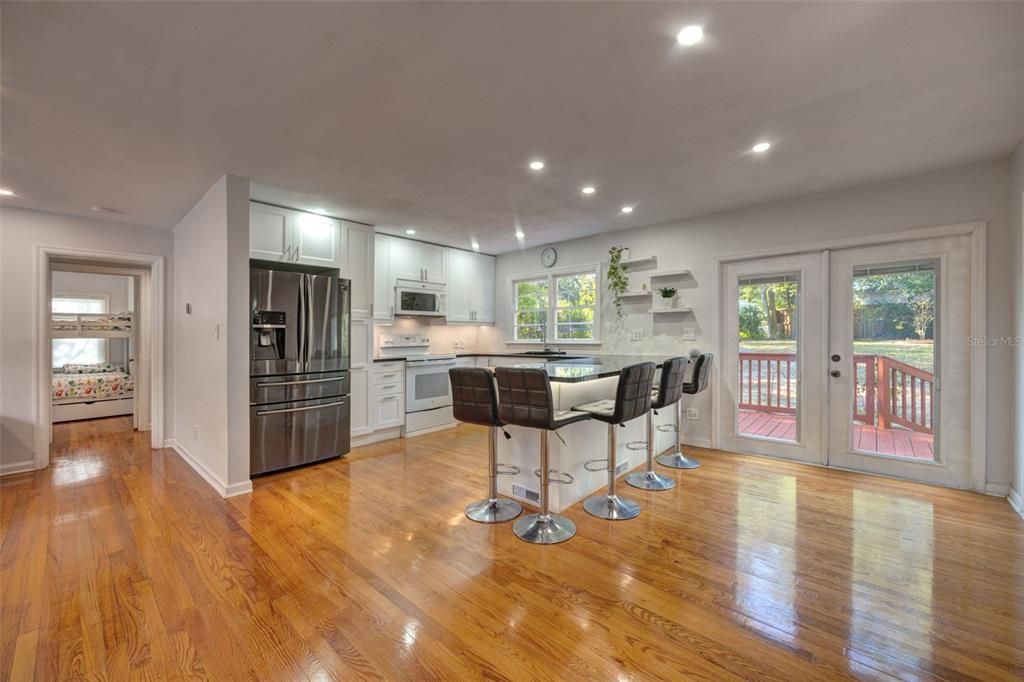 待售: $239,000 (2 贝兹, 1 浴室, 882 平方英尺)