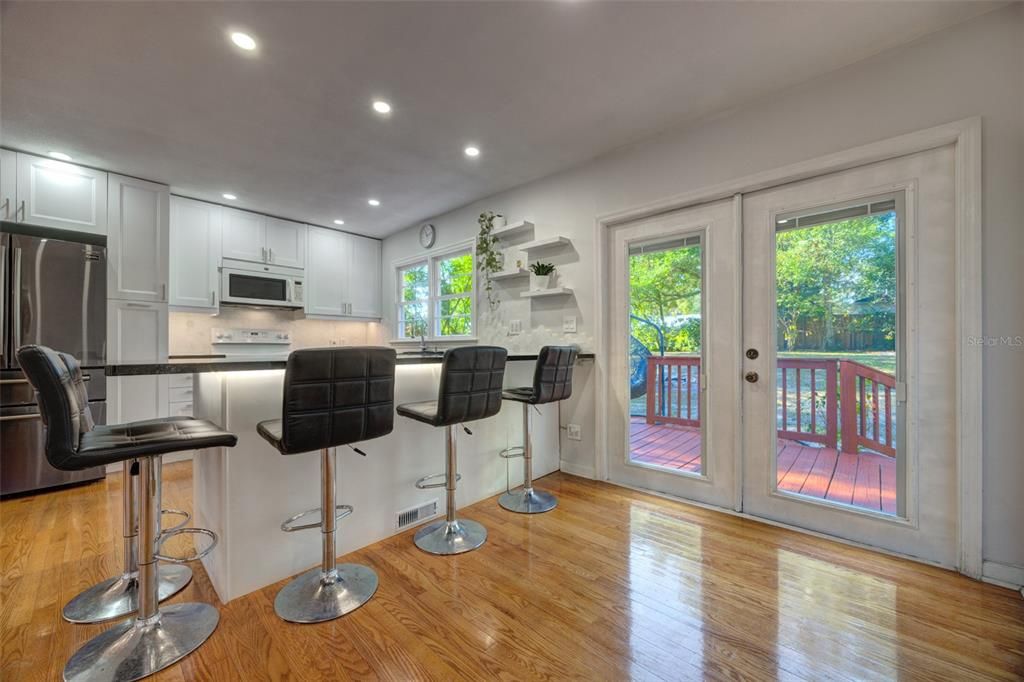 待售: $239,000 (2 贝兹, 1 浴室, 882 平方英尺)