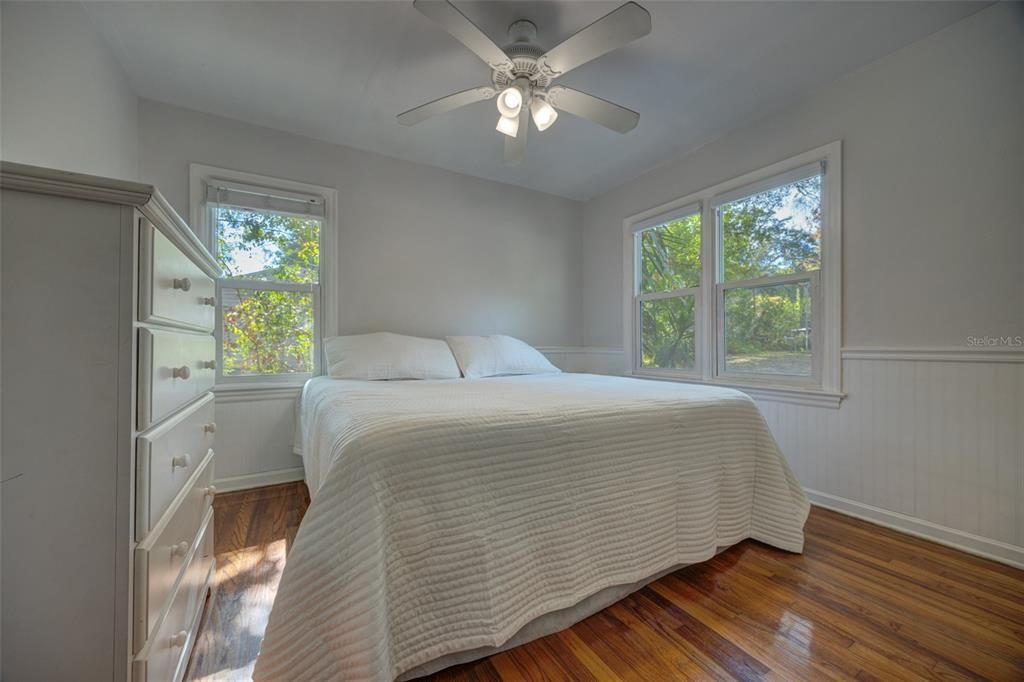 待售: $239,000 (2 贝兹, 1 浴室, 882 平方英尺)