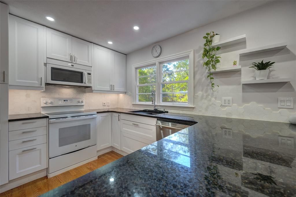 待售: $239,000 (2 贝兹, 1 浴室, 882 平方英尺)