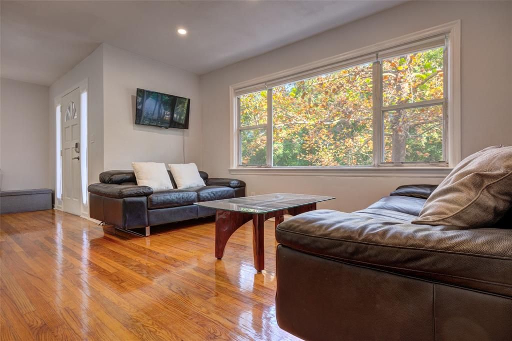 待售: $239,000 (2 贝兹, 1 浴室, 882 平方英尺)